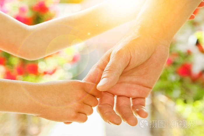 孩子和父母在大自然公园里的美丽双手照片-正版商用图片2ilmvc-摄图新