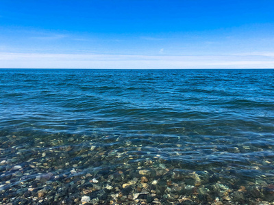 美丽的五彩缤纷的圆形石头在海上,河流,湖泊,池塘,海洋和沸水在岩石