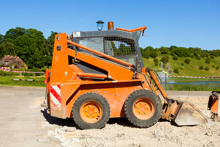 小型橙色挖掘机照片