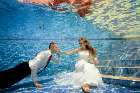 概念.水下婚礼 照片