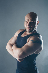 热的美丽的黑的家伙和膨胀肌肉使摆姿势反对指已提到的人莫斯科