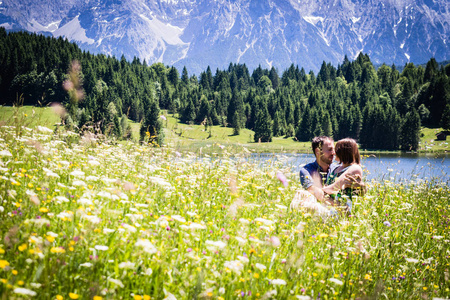 在阿尔卑斯山度假的快乐情侣图片