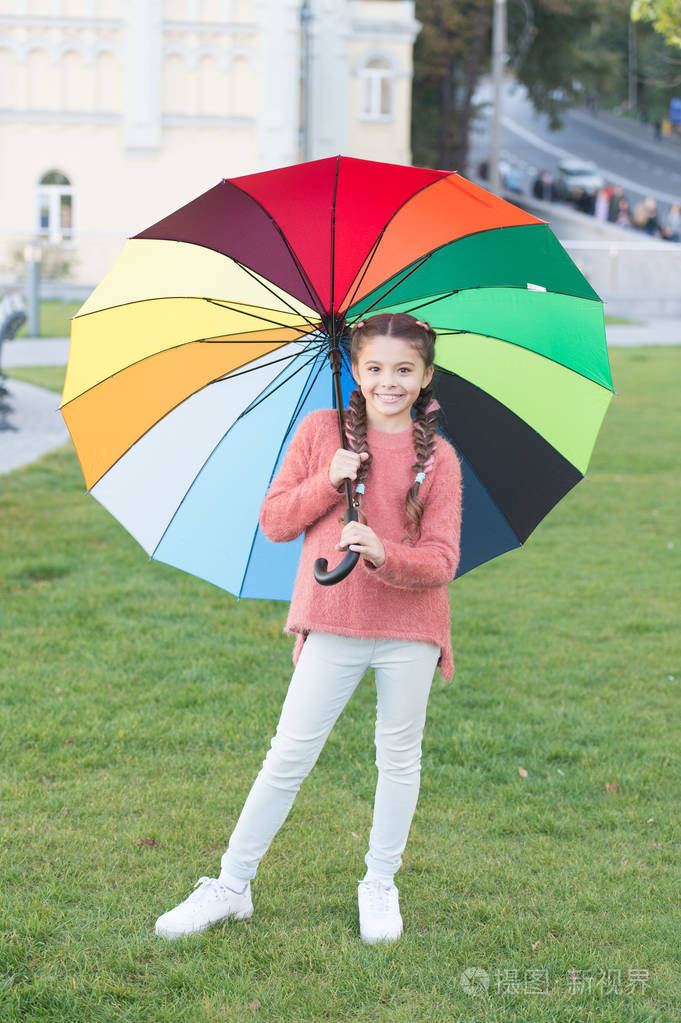 春天的风格.小女孩在五颜六色的伞下.五彩伞给快乐小女孩.开朗的女孩