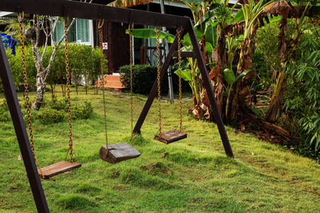 花园荡秋千图片-花园荡秋千素材-花园荡秋千插画-摄图新视界