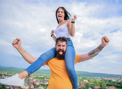 大胡子男人背着女朋友只是为了好照片