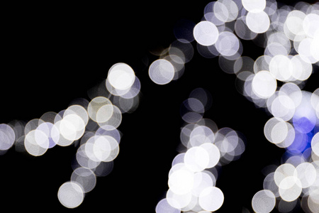 色彩散焦无焦点抽象色彩斑斓的小屋,黑色背景上有蓝色的灯.