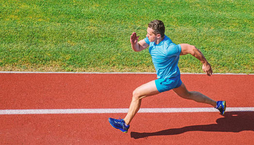 跑得多快啊.速度训练指南.列出提高跑步速度的方法.