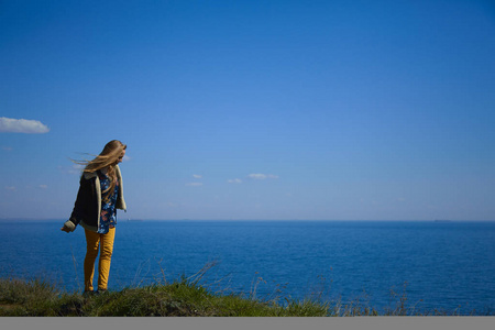 独自在茫茫大海中行走照片