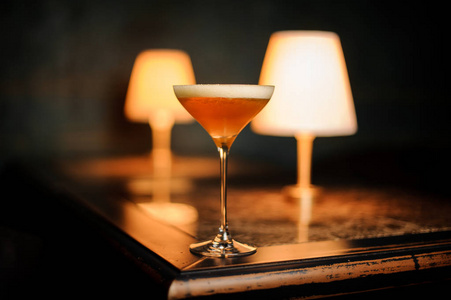 桌上有两盏灯的泡沫鸡尾酒特写镜头照片