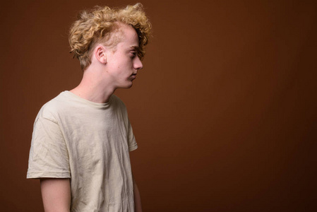 瘦小男人的图片