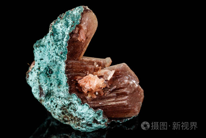 黑色背景下的石质钠长石矿物宏观