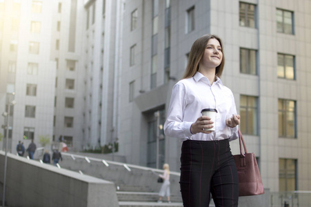 年轻学生步行回家照片