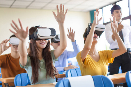 学生在教室里玩新科技vr耳机照片