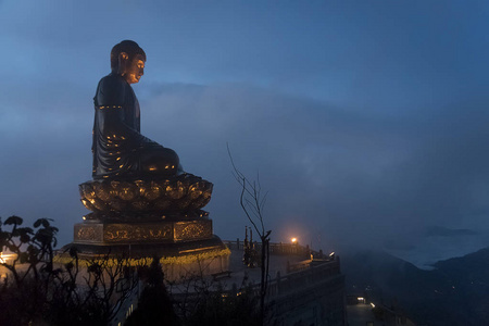 云端落日佛像照片