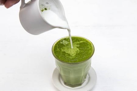 绿茶抹茶拿铁配蒸汽牛奶照片