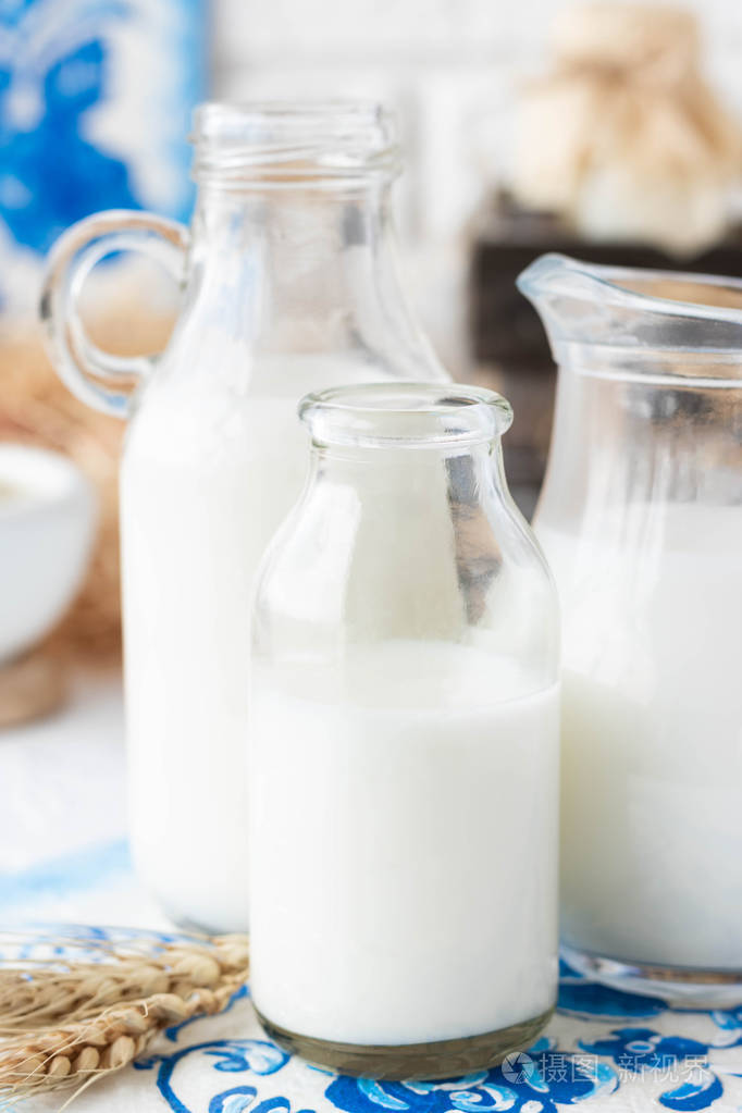 各种形状和大小的瓶装牛奶