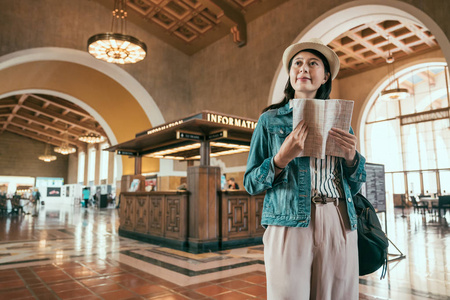 联合车站的妇女在读导游书图片