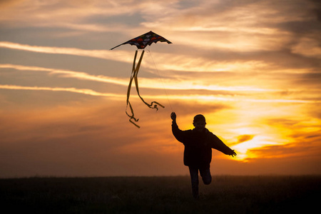 男孩放风筝图片-男孩放风筝素材-男孩放风筝插画-摄图新视界