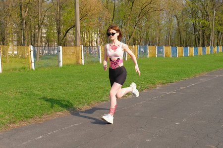 跑步减速的动画图片