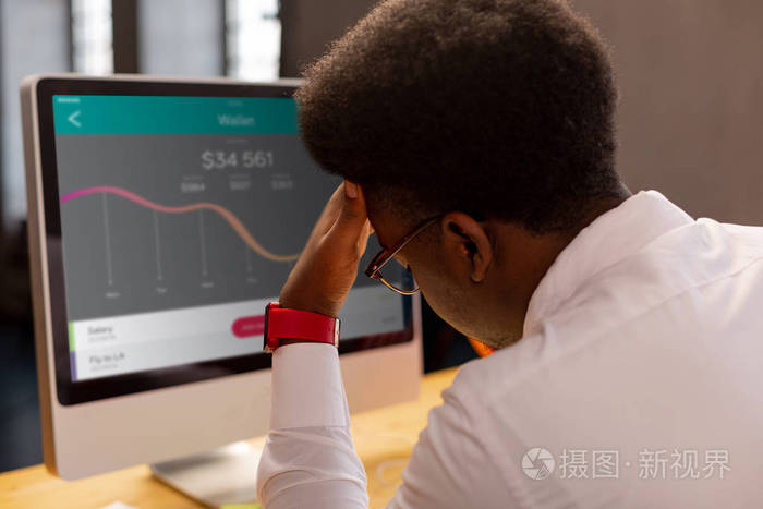 一个精力充沛的好男人正努力集中精力工作