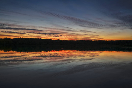 河在夕阳光图片