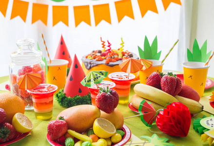 水果派对儿童生日假期的装饰.水果派对.蛋糕和糖果.