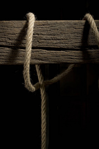 木横梁上的绳子图片
