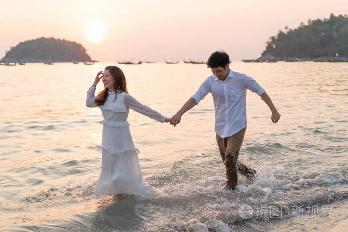 一对幸福的情侣去苏热带沙滩度蜜月