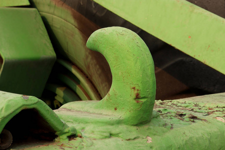 大的黑色金属钩在火车上拉,很重的东西照片