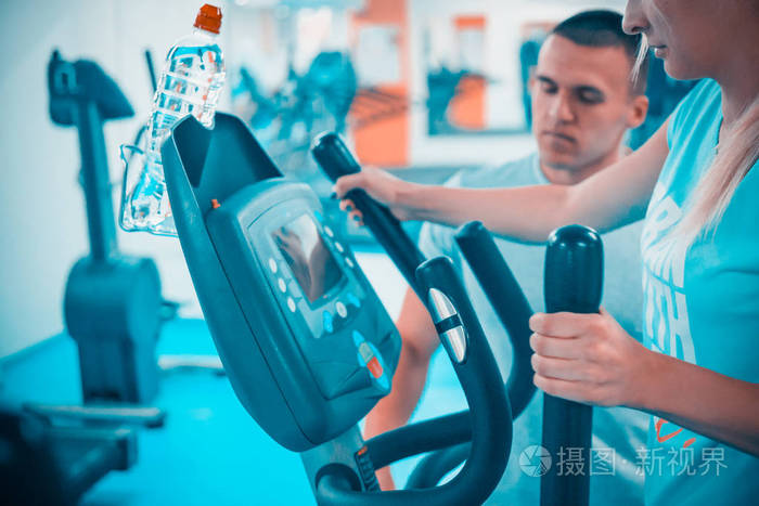 机器 咨询 肌肉 适合 运动型 运动服 演播室 身体 男人