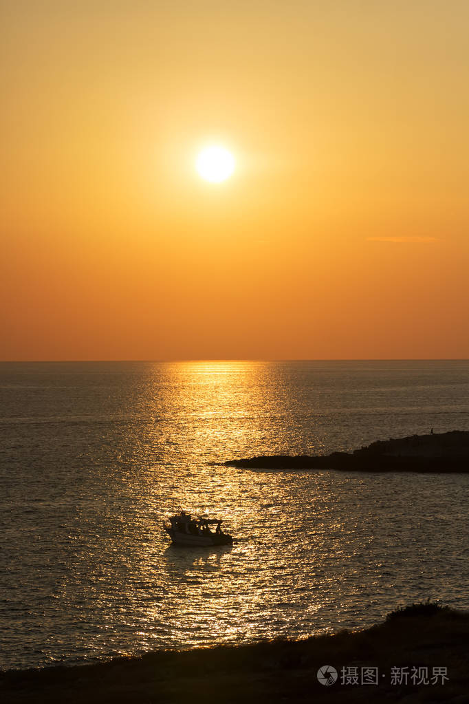 亚得里亚海美丽的日落一艘小船在太阳路径上摇摆