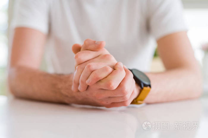 合拢年轻人双手合十