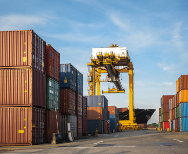 工业起重机设备集装箱货物运输图片