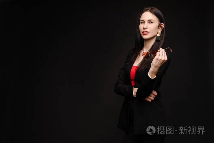 年轻美丽的女人低头沉思的肖像。