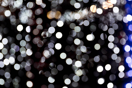 的背景与散焦模糊的彩色灯光节日抽象蓝色闪光纹理背景与闪亮的火花