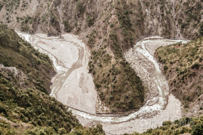 大喜马拉雅u形山谷陡峭直边恒河雕刻的圆形底部往往呈v形它是冰川沿着