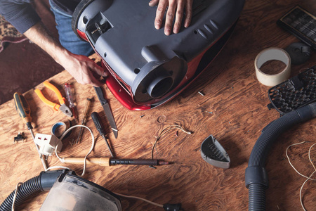 人工修理吸尘器.修复照片