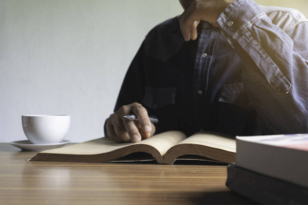 坐着看书的男人照片