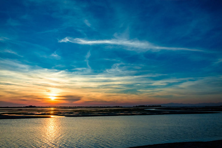 格拉多湖的春日夕阳图片