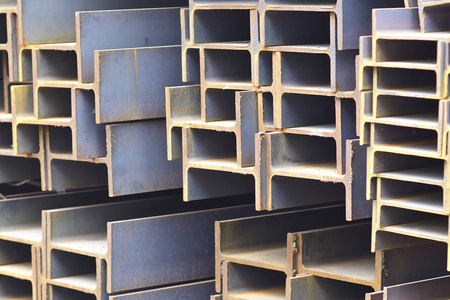 金属制品仓库的打包金属型材梁图片