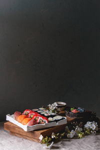 寿司套餐黑芝士和寿司卷图片