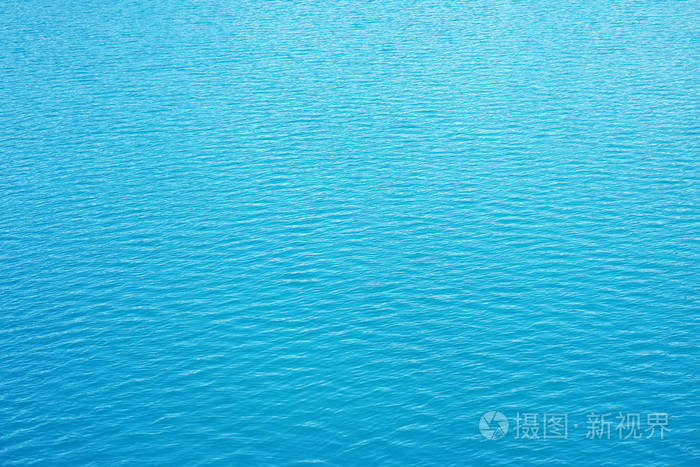 清澈的水背景蓝色的自然纹理海浪特写低角度视角海水背景