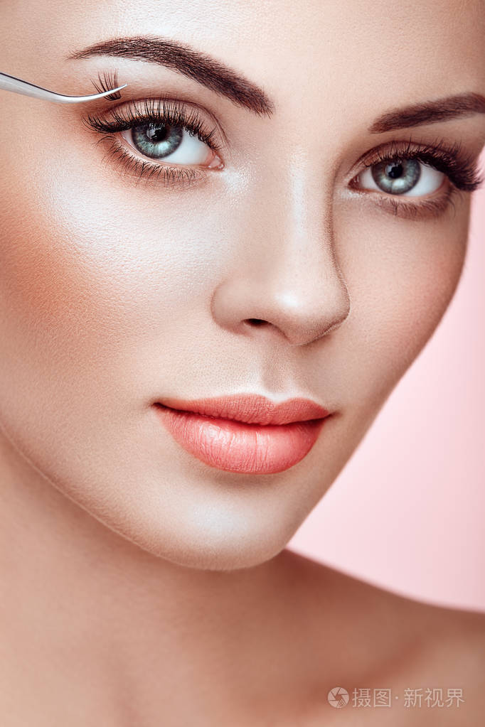 长着假睫毛的美女照片-正版商用图片2ir3fk-摄图新视界
