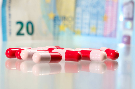 制药行业抗生素与货币图片