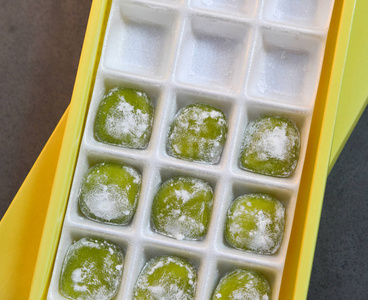 纸盒子里的甜摩奇蛋糕照片