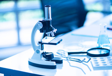 是生物,化学,医学研究实验室中为科学家或学生提供的科学仪器照片