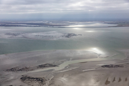 低潮时荷兰瓦登海鸟瞰图图片