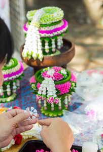 泰国妇女制作传统泰国花环图片