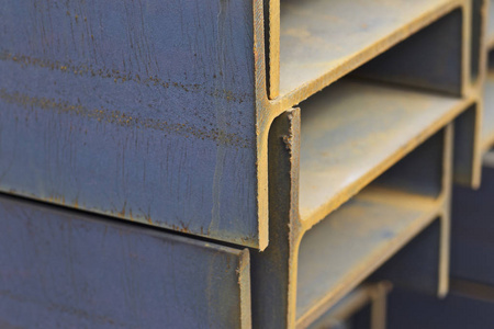 金属制品仓库的打包金属型材梁图片