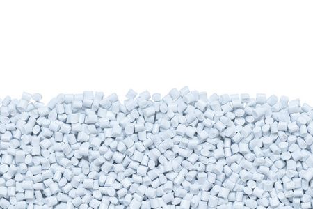 白色背景上分离的白色塑料树脂(母粒)照片